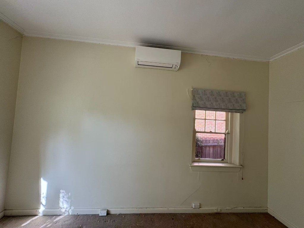 Internal room before painting and recarpet coordination
